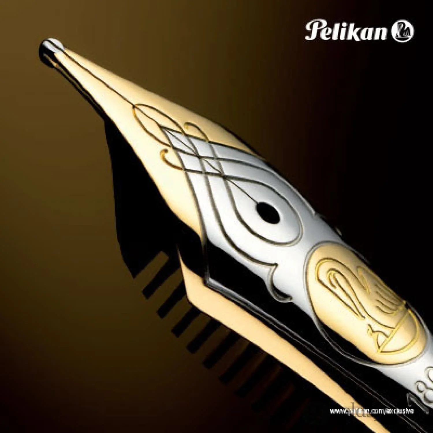 Pelikan Souveran M1000 Fountain Pen in Black & Green - 18K Gold Broad Point - Image 10